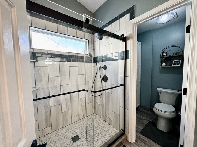 Building Photo - A Fabulous Home w/Water & Golf Course Views Available 05-04-26! Fenced Yard & Dog-Friendly!