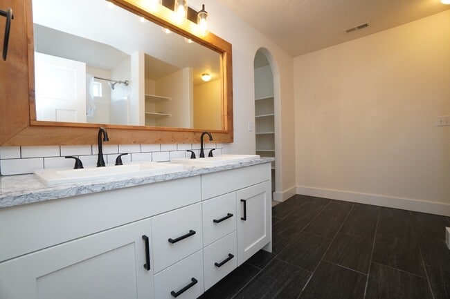 Building Photo - 1655 N Azurite Pl