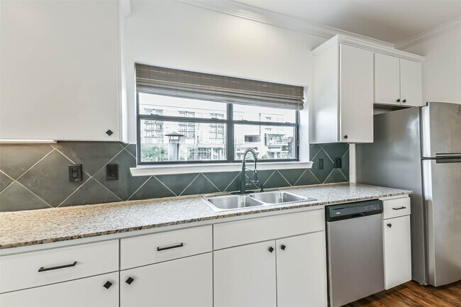 Building Photo - 17 Waugh Dr