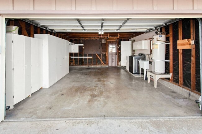 Building Photo - Long Term unfurnished rental!