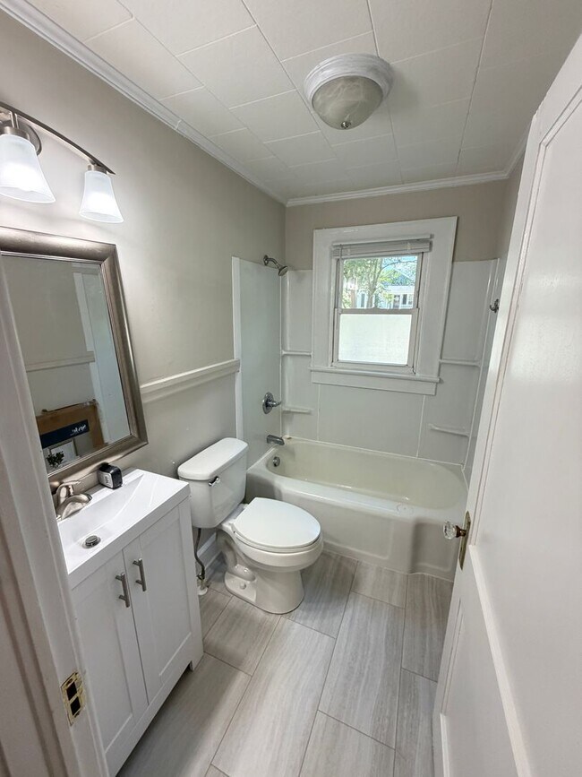 Building Photo - Cute Duplex 1 bed 1 bath unit, Close to Downtown Concord