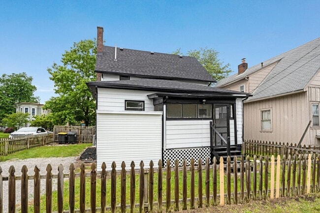 Building Photo - 3 bedroom house in Kendallville! CHRISTMAS SPECIAL!!