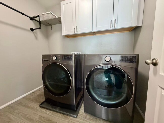 Building Photo - Fantastic two story single family house