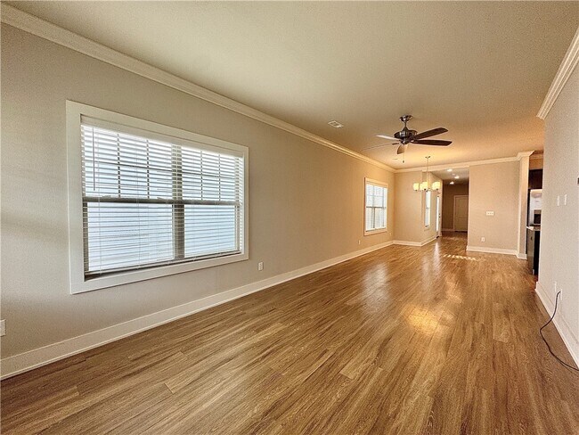 Building Photo - 707 NE Hts Ln