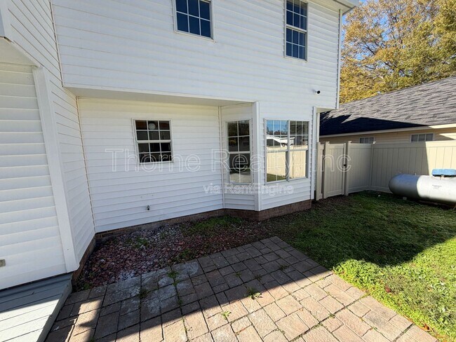 Building Photo - 103 Sara Dr