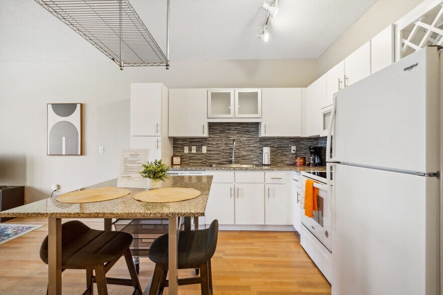 Building Photo - 616 Washington Ave S