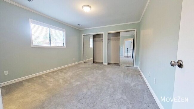 Building Photo - 1210 Smith Bay Cir W