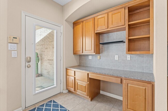 Building Photo - 2411 Clippers Square