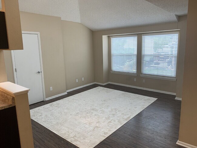 Building Photo - 2 Bedroom with Garage for Rent