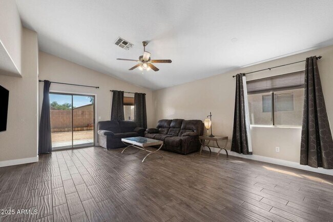 Building Photo - $1,000 OFF your first month's rent with a ...