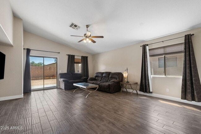 Building Photo - INCREDIBLE UPDATED 3 BEDROOM 2 BATH HOUSE ...