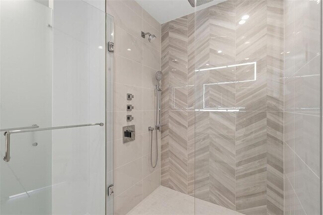 Building Photo - 400 Central Ave