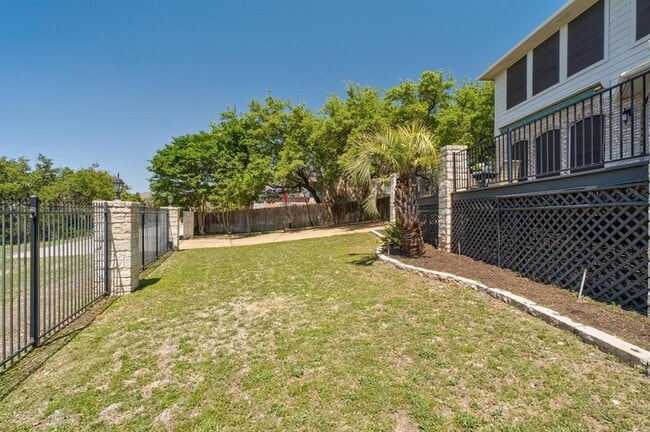Building Photo - 6611 Yaupon Dr