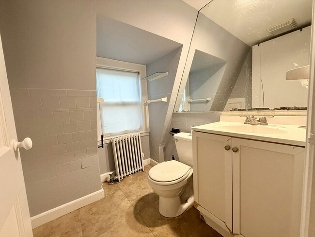 Building Photo - 1002 Main St