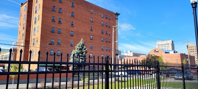 Building Photo - 225 E High St