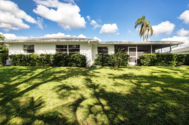 Building Photo - "Charming Sarasota Retreat: Spacious 3-Bed...