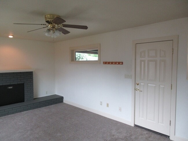 Building Photo - Three Bedroom Home in Keizer on corner lot