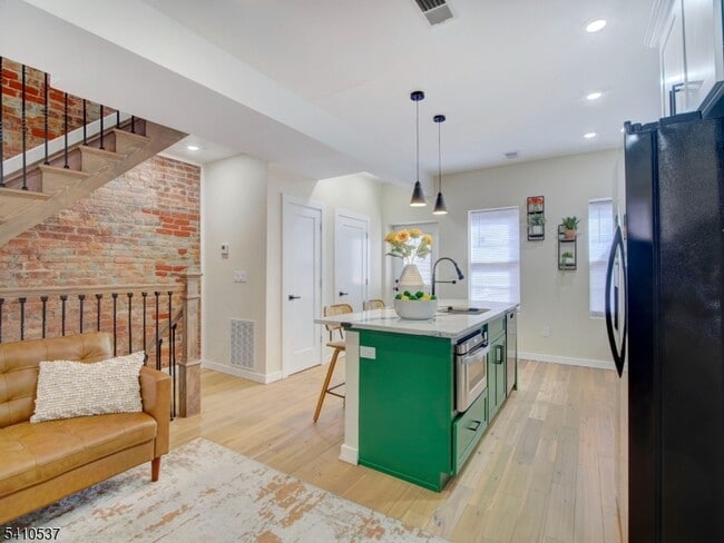 Building Photo - 16 Eagles St