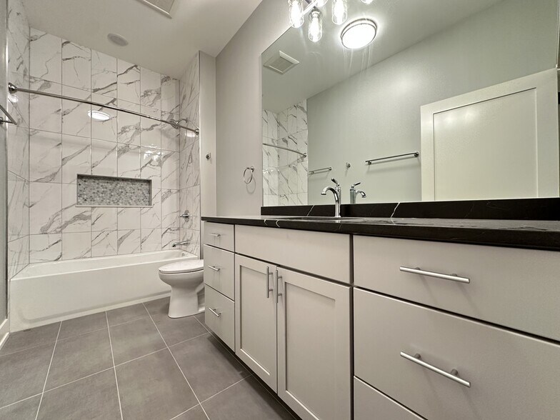 Building Photo - 2100 W 18th Pl