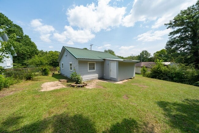 Building Photo - 510 W Lake Dr