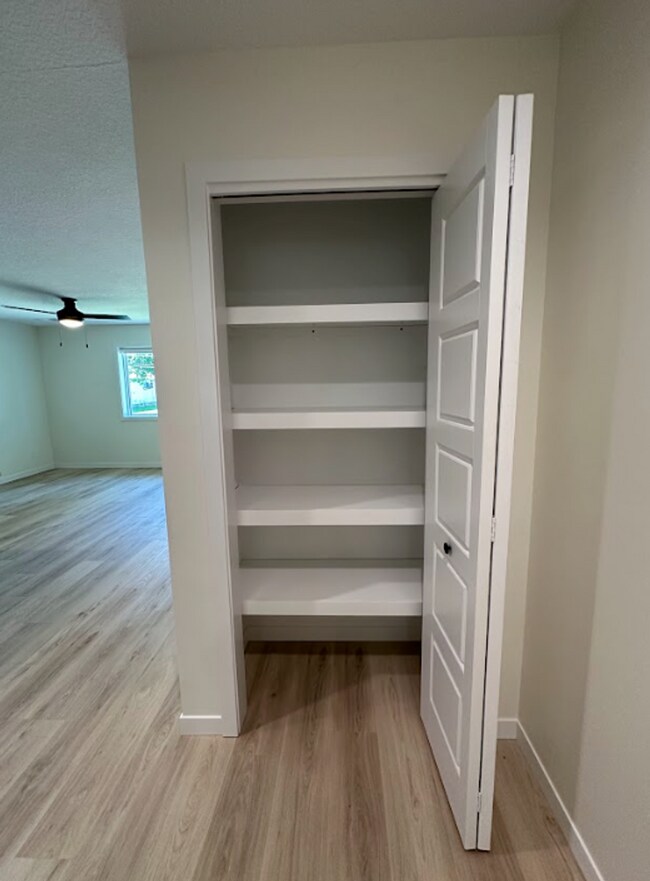 Building Photo - 2 Bedroom/1 Bath Duplex Available For Rent