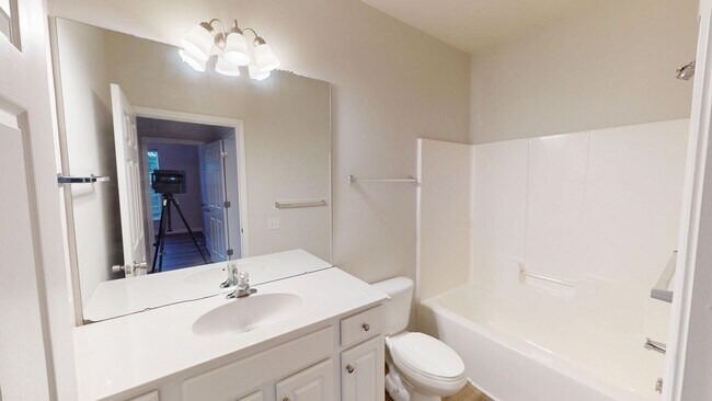 Building Photo - Recently updated condo in the heart of Bal...