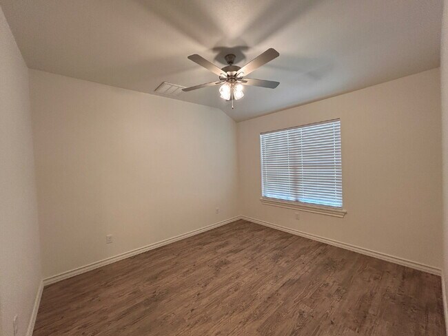 Building Photo - "Charming 3-Bed, 2-Bath Home with Granite Elegance in Wolfforth!"