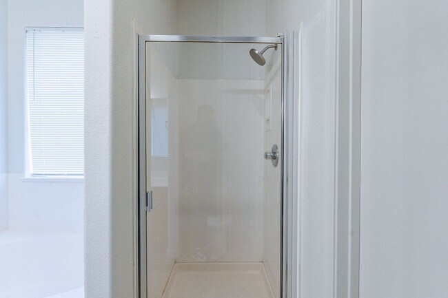 Building Photo - Move right in to your dream home!