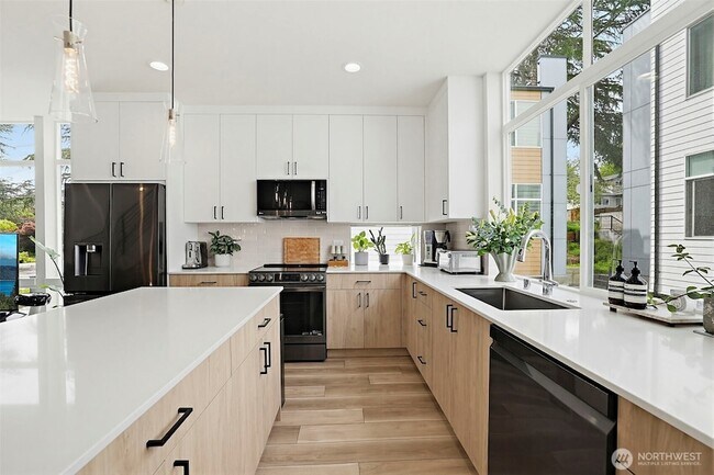 Building Photo - 902 N 86th St