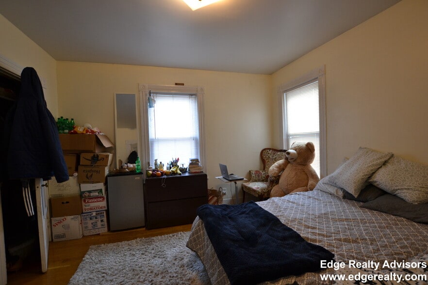 Building Photo - 272 Crescent St