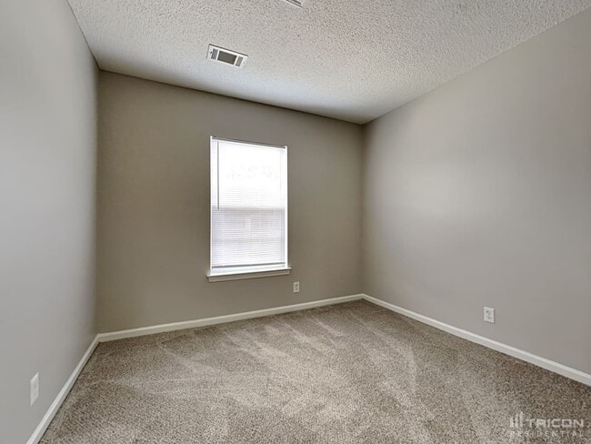 Building Photo - 165 Springway Dr