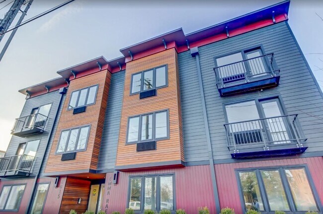 Building Photo - Modern, Spacious 2Bdr w/Condo-Grade Finish...