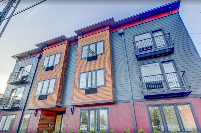 Building Photo - SPRING SPECIAL: Top Floor Modern 2 Bdr w/ W&D + AC!