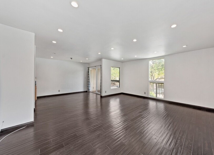 Building Photo - 5650 Cambridge Way