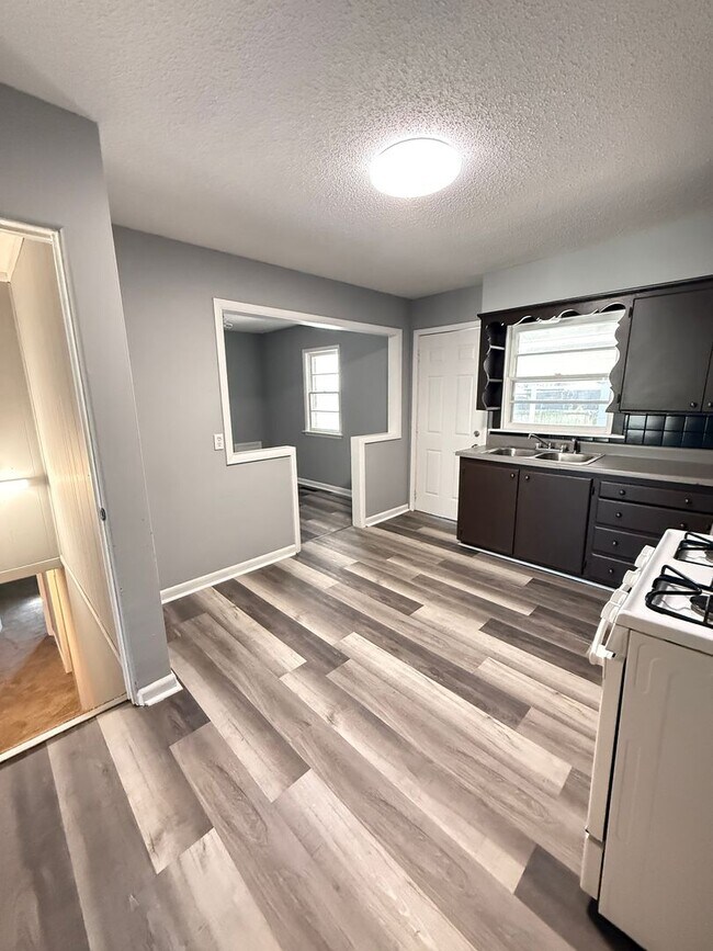 Building Photo - 4 bedroom/1 bath/detached storage building