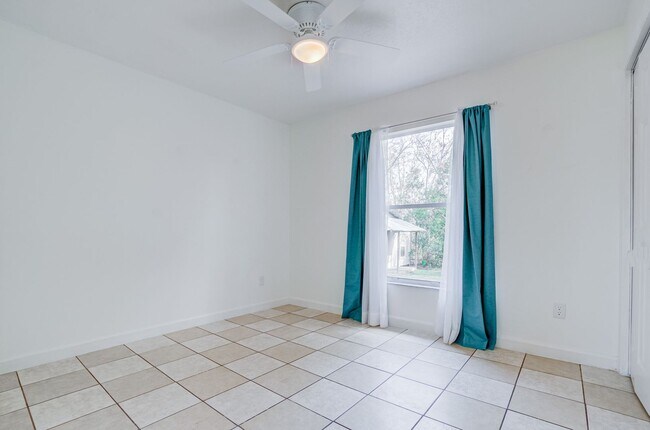 Building Photo - Very Nice 3/2 Home w/ Fenced Yard in St. Cloud with Bonus Room