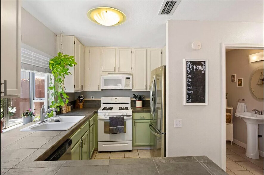 Building Photo - 35 Patricia Way