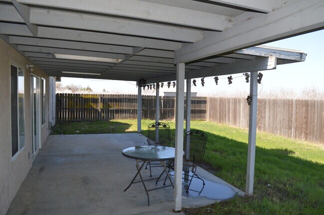 Building Photo - 15290 Sunset Dr