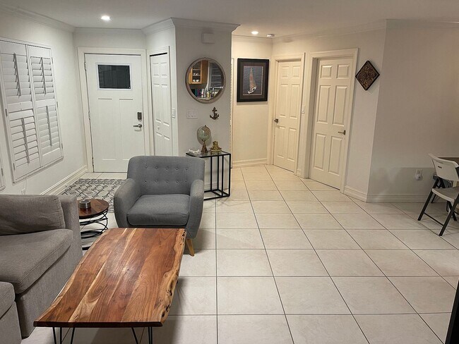 Building Photo - 1337 Center Ln