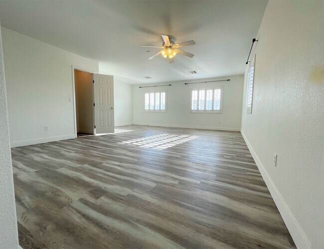 Building Photo - Two Oversized Rooms is what you looking for!