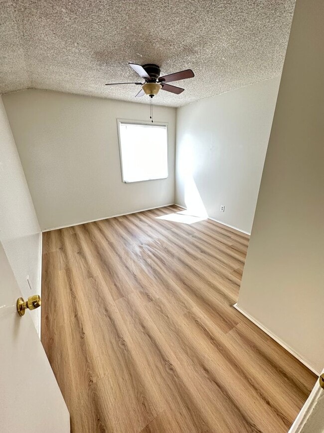 Building Photo - Beautiful House 3RB/1BA Single Family Home with 2 Car Garage & Large Fenced Backyard.