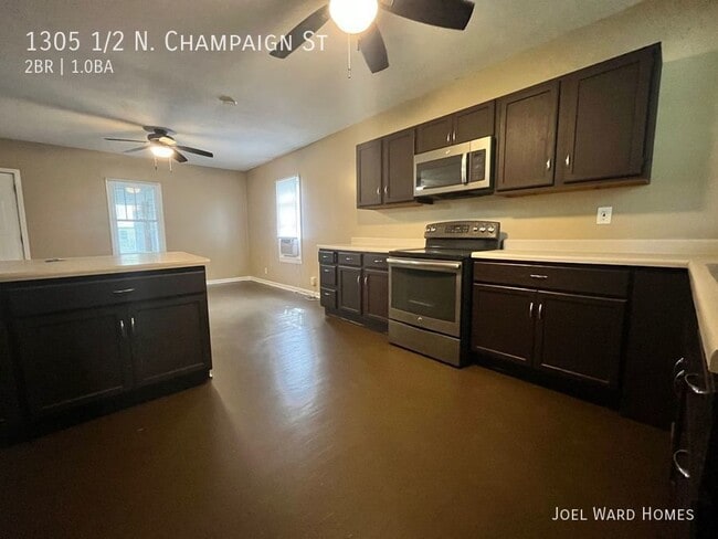 Building Photo - Charming 2-Bedroom Home with Spacious Back...