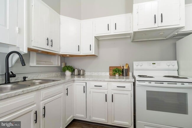 Building Photo - 549 Spruce St