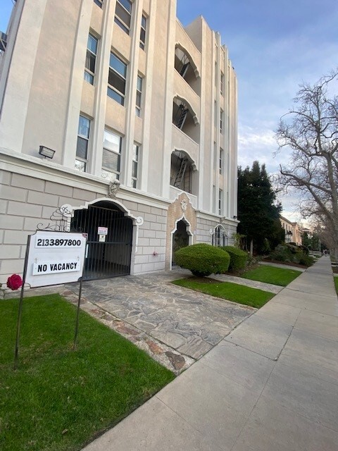 Building Photo - 152 S Sycamore Ave