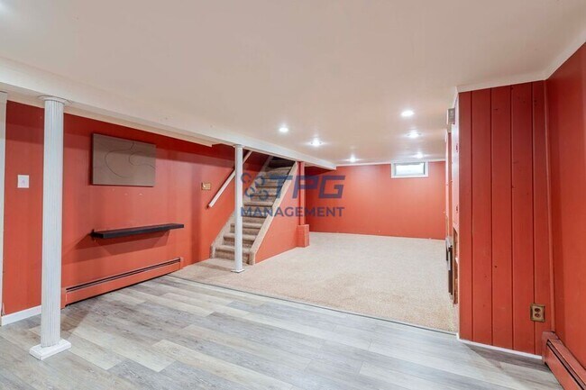 Building Photo - 8 Windsor Dr