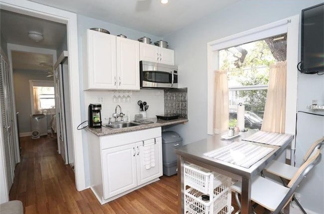 Building Photo - 215 W Beach Pl