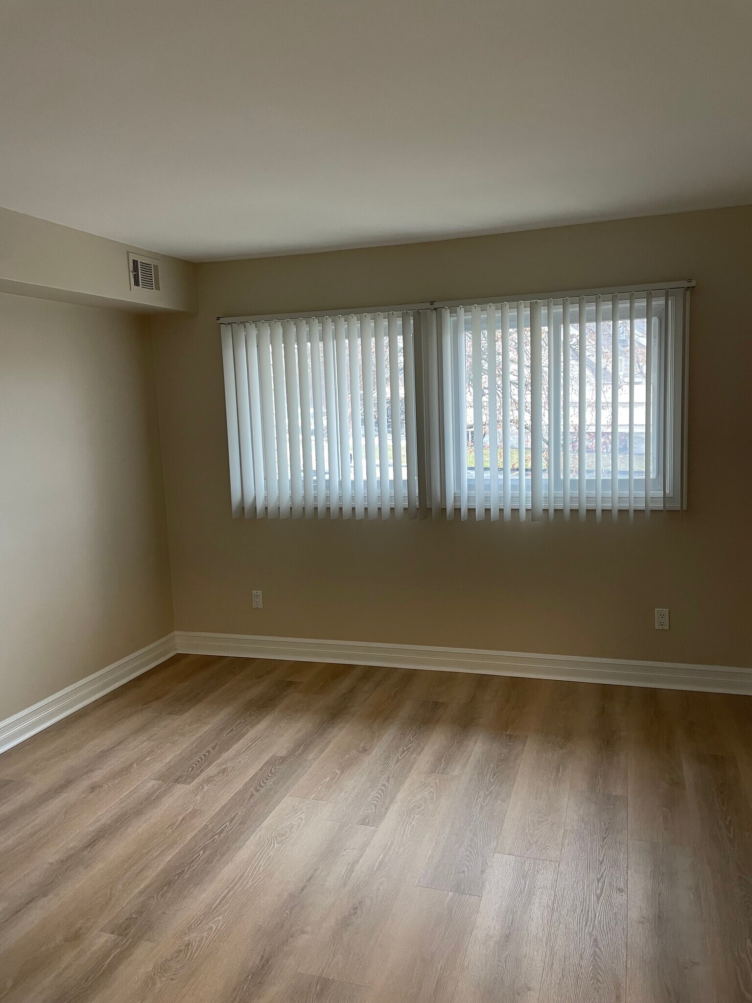 Main floor bedroom - 2872 Davison Ave
