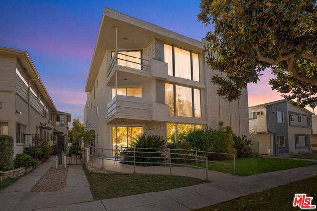 Building Photo - 248 S Doheny Dr