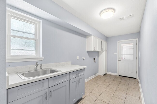 Building Photo - 1103 Manatee Ln