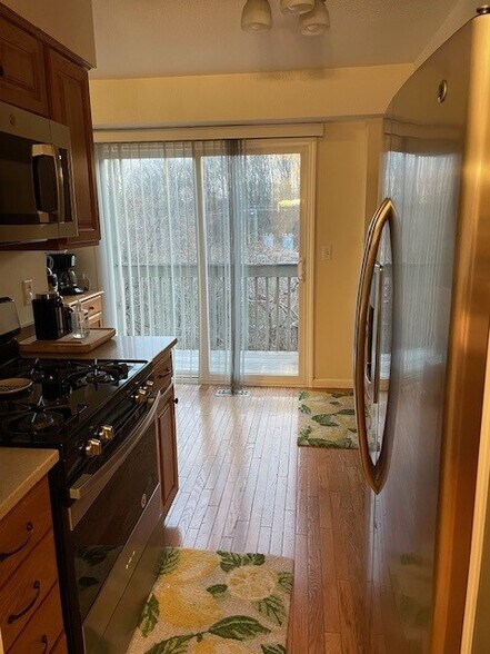 Kitchen - 428 Thoreau Rd